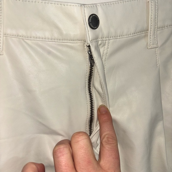 American Eagle Faux Leather Pleather Shorts Women’s Size 6 cream High Rise - Picture 2 of 11